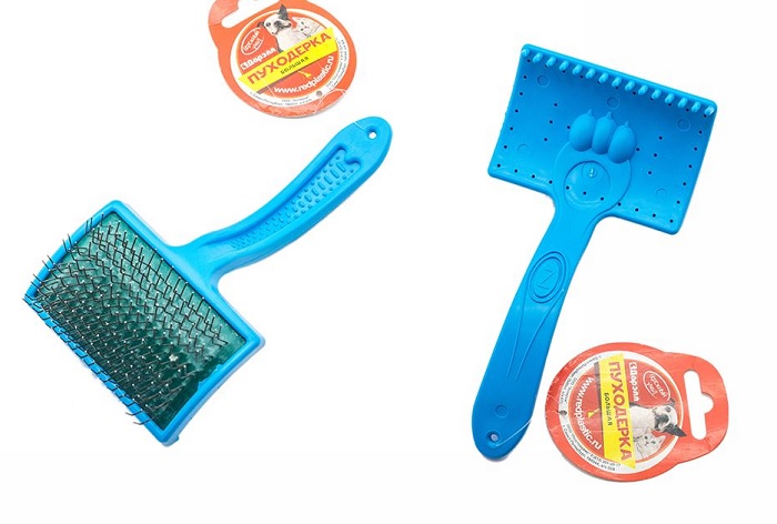 Пуходерка пластмас. большая с каплей,средней жесткости (7,5*5,5см)